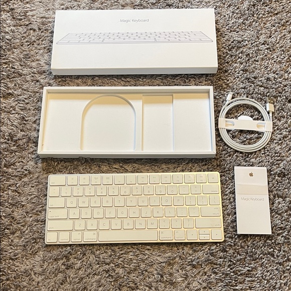 Apple Wireless Keyboard - Silver and White - Picture 1 of 4